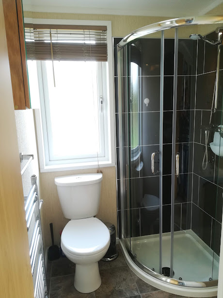 Sunset Lodge shower room