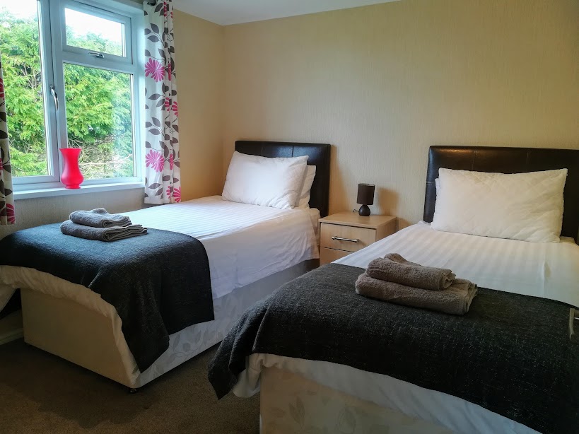 Sunset Lodge twin bedroom