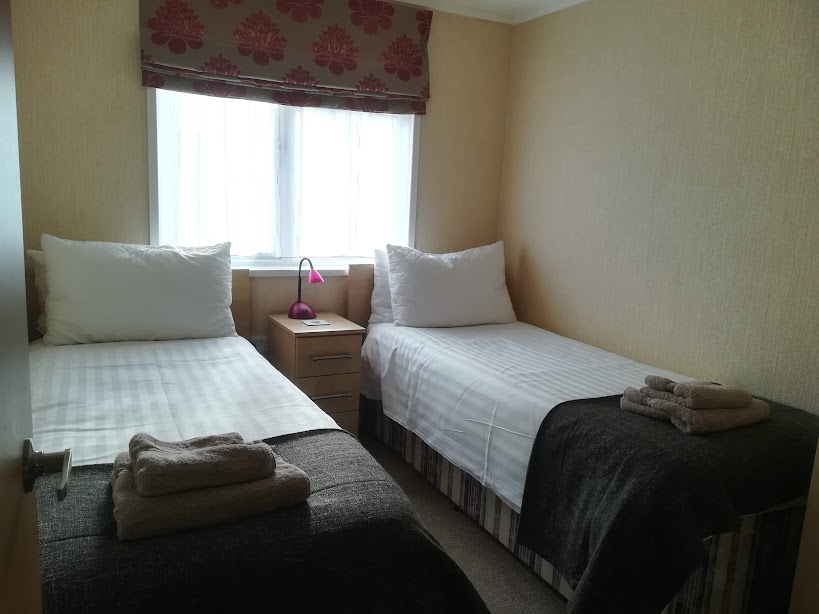 Sunset Lodge second twin bedroom