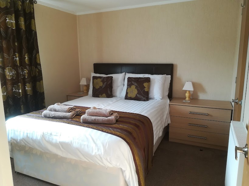Sunset Lodge double bedroom with en-suite shower room