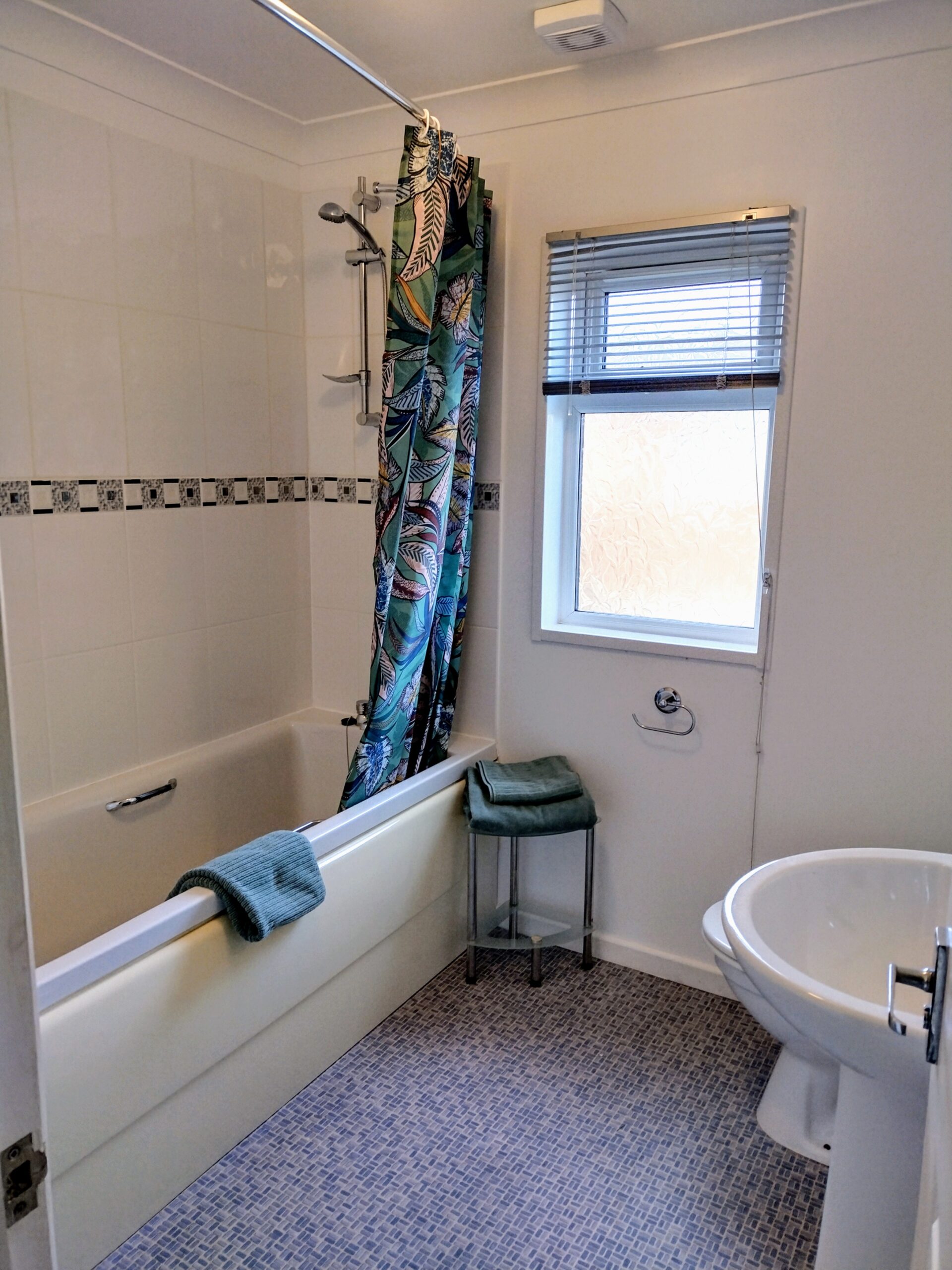 Hawks Roost family bathroom, with bath and shower over